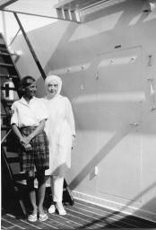 Llllian Gish in weiss, unbekannte Person in Bermudas und FlipFlops auf Passagierschiff, 1961