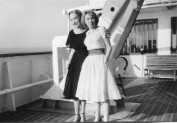 Llllian Gish in schwarz, ihre Schwester Dorothy in weiss auf Passagierschiff, 1961