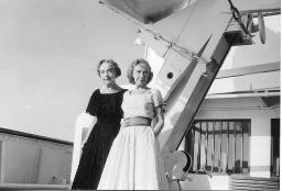 Llllian Gish in schwarz, ihre Schwester Dorothy in weiss auf Passagierschiff, 1961