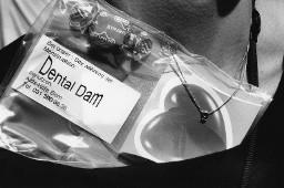 Plastiksack angeschrieben mit Dental Dam, Sugus und Herz; Christopher Street Day 1998 in Bern