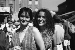 Zwei Frauen, eine Frau mit kurzen Haaren und heller Haut, eine Frau mit langen Locken und dunkler Haut; Christopher Street Day 1998 in Bern