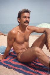 Gebräunter, nackter Bob Steffen mit Schnauz auf Badetuch am Meer, um 1970