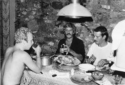 Bob Steffen (Mitte) mit Schnauz zu Tisch mit zwei unbekannten Männern, um 1975