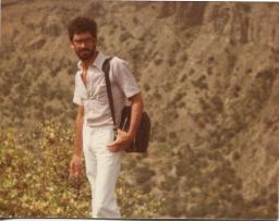 Junger bärtiger Mann im Freizeitlook, vor südlicher Gesteinswand, 1979
