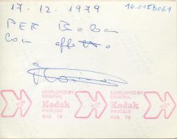 Rückseite: Junger bärtiger Mann im Freizeitlook, vor südlicher Gesteinswand, "per Bobes con affetto", 1979