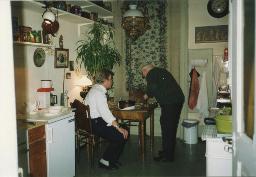 Bob Steffen in weissen Hemd sitzt in Küche in seiner Wohnung an der Gutenbergstrasse in Bern, älterer Mann von hinten, 1992
