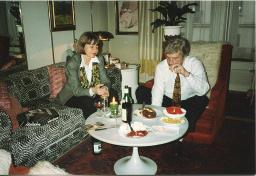 Bob Steffen in weissen Hemd sitzt in Salon in seiner Wohnung an der Gutenbergstrasse in Bern, mit Christine Cadotsch (55 Jahre Bob), 1998