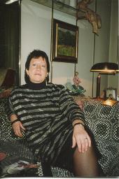 Catherine Feller auf Sofa in Bob Steffens Wohnung an der Gutenbergstrasse in Bern (Geburtstagsfest Bob?), 1998