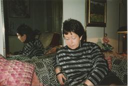 Catherine Feller auf Sofa in Bob Steffens Wohnung an der Gutenbergstrasse in Bern (Geburtstagsfest Bob?), 1998