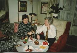 Catherine Feller und Bob Steffen auf Sofa in dessen Wohnung an der Gutenbergstrasse in Bern (Geburtstagsfest Bob?), 1998