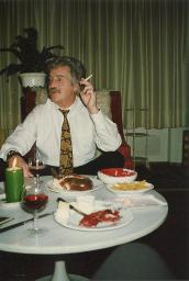 Bob Steffen auf Sofa in dessen Wohnung an der Gutenbergstrasse in Bern (Geburtstagsfest Bob?), 1998