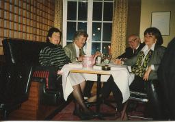 Bob Steffen mit seinen Nichten, Catherine und Christine, seinem Bruder (?) in Restaurant am Essen (Personenbezeichnungen fraglich, vgl. Sozarch_F_5141-05.11-Fb-018), 1998