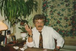 Bob Steffen in Küche in dessen Wohnung an der Gutenbergstrasse in Bern (Geburtstagsfest Bob?), 1998