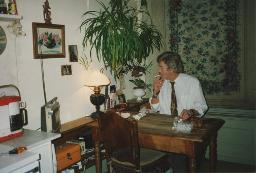 Bob Steffen sitzt in Küche seiner Wohnung an der Gutenbergstrasse in Bern und raucht, 1992