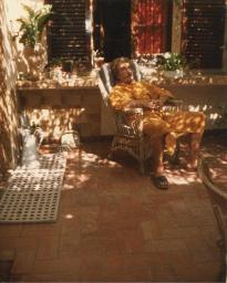Bob Steffen im gelben Bademantel in südländischem Innenhof, Ferienhaus in Begur (?), um 1985