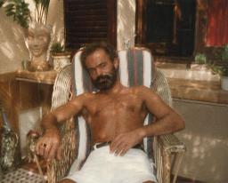 Unbekannter Mann auf Rattanstuhl in südländischem Innenhof, Ferienhaus in Begur (?), um 1985