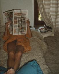 Bob Steffen in gelbem Bademantel, liegt auf Bett, liest den Blick, um 1985