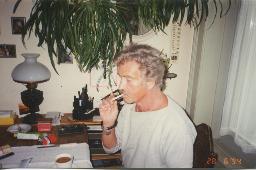 Bob Steffen sitzt rauchend an Tisch in Küche seiner Wohnung an der Gutenbergstrasse, Bern, 28.06.1994