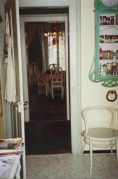 Blick von Küche in Salon mit Kristalllüster, Wohnung von Bob Steffen an der Gutenbergstrasse, Bern, um 2000
