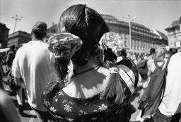 Frau mit Zöpfen (mit Blumen geschmückt), von hinten fotografiert; Christopher Street Day 1998 in Bern