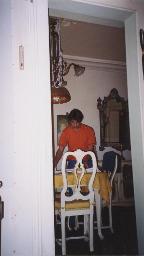 Unbekannter in rotem Pulli, Lüster, Spiegel von Meret O., Wohnung von Bob Steffen an der Gutenbergstrasse, Bern, um 2000
