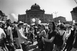 Demonstrantinnen halten weisse Ballone, im Hintergrund steht das Bundeshaus; Christopher Street Day 1998 in Bern