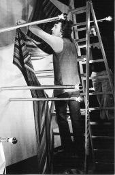 Bob Steffen auf Leiter; "Création", Mustermesse Basel (muba), 1972