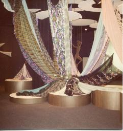 Stoffe drapiert; "Création", Mustermesse Basel (muba), Bob Steffen, um 1970