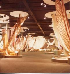 Stoffe drapiert; "Création", Mustermesse Basel (muba), Bob Steffen, um 1970