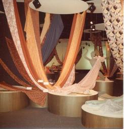 Stoffe drapiert; "Création", Mustermesse Basel (muba), Bob Steffen, um 1970