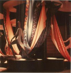 Stoffe drapiert; Figur Andreani; "Création", Mustermesse Basel (muba), Bob Steffen, um 1970
