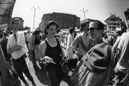 Zwei Frauen: eine Frau hält eine Zigarette, andere Frau trägt grosse schwarze Sonnenbrille; Christopher Street Day 1998 in Bern
