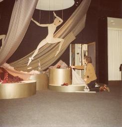 Stoffe drapiert, Figur Andreani, Bob Steffen "Création", Mustermesse Basel (muba), um 1970