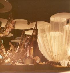 Stoffe drapiert; "Création", Mustermesse Basel (muba), Bob Steffen, um 1970