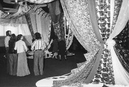 Stoffe drapiert; Besucher; "Création", Mustermesse Basel (muba), Bob Steffen, um 1970
