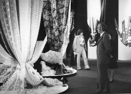 Stoffe drapiert, Besucher; "Création", Mustermesse Basel (muba), Bob Steffen, um 1970