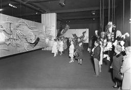 Stoffe drapiert, Besucher; "Création", Mustermesse Basel (muba), Bob Steffen, um 1970