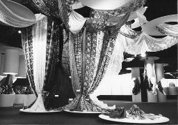 Stoffe drapiert; "Création", Mustermesse Basel (muba), Bob Steffen, um 1970
