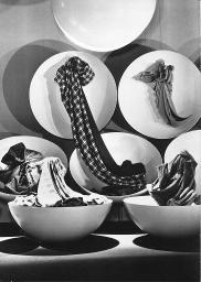 Stoffe drapiert, Halbkugel; "Création", Mustermesse Basel (muba), Bob Steffen, um 1970