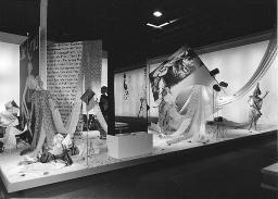 Stoffe drapiert; "Création", Mustermesse Basel (muba), Bob Steffen, um 1970