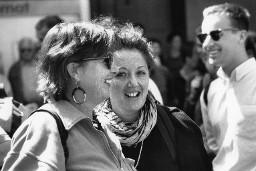 Zwei lachende Frauen, eine Frau im Seitenprofil, sie trägt Ohrringe und Sonnenbrille, andere Frau trägt Halstuch; Christopher Street Day 1998 in Bern