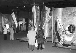 Stoffe drapiert, Besucher; "Création", Mustermesse Basel (muba), Bob Steffen, um 1970