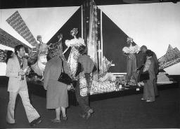 Stoffe drapiert, Besucher; "Création", Mustermesse Basel (muba), Bob Steffen, um 1970