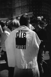 Kurzhaarige Frau von hinten fotografiert mit T-shirt, Aufdruck "die SHIRT"; Christopher Street Day 1998 in Bern