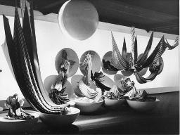 Stoffe drapiert, Halbkugel; "Création", Mustermesse Basel (muba), Bob Steffen, um 1970