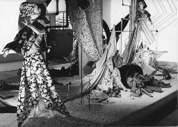 Stoffe drapiert, Mannequins; "Création", Mustermesse Basel (muba), Bob Steffen, um 1970