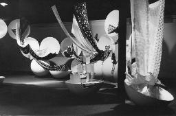 Stoffe drapiert, Halbkugel; "Création", Mustermesse Basel (muba), Bob Steffen, um 1970