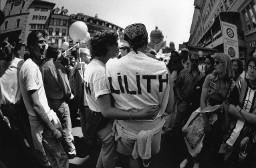 Zwei sich umarmende Frauen, tragen weisses T-shirt mit Aufdruck "Lilith" Spezialbuchhandlung für Frauenliteratur Berlin); Christopher Street Day 1998 in Bern