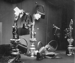 Dekoration Gygax Lederwaren Taschen; surrealistische Unterarme mit Händen, um 1955