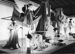Stoffe drapiert, Mannequins; "Création", Mustermesse Basel (muba), Bob Steffen, 1969